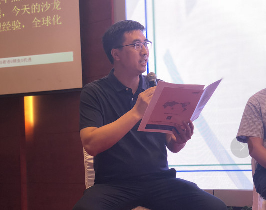 北京义联劳动法律援助与研究中心主任黄乐平担任沙龙讨论环节主持人