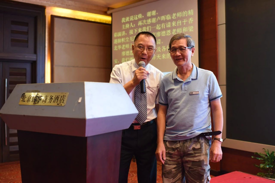 香港肺积尘互助会的代表廖德恩（左）与尘肺患者梁北华（右）介绍“尘肺病在香港”